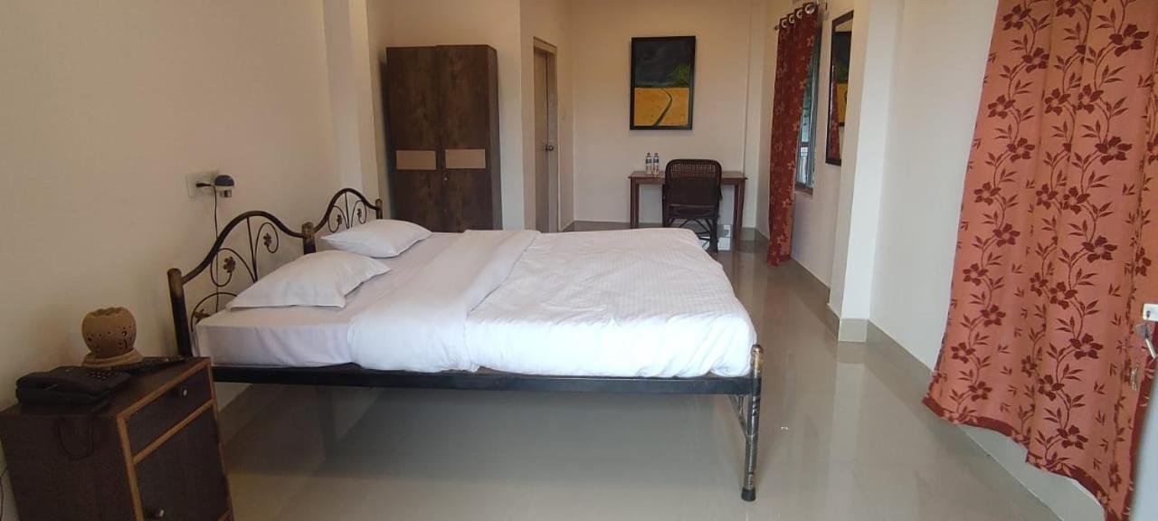 Hilltop Lodge Guwahati Buitenkant foto