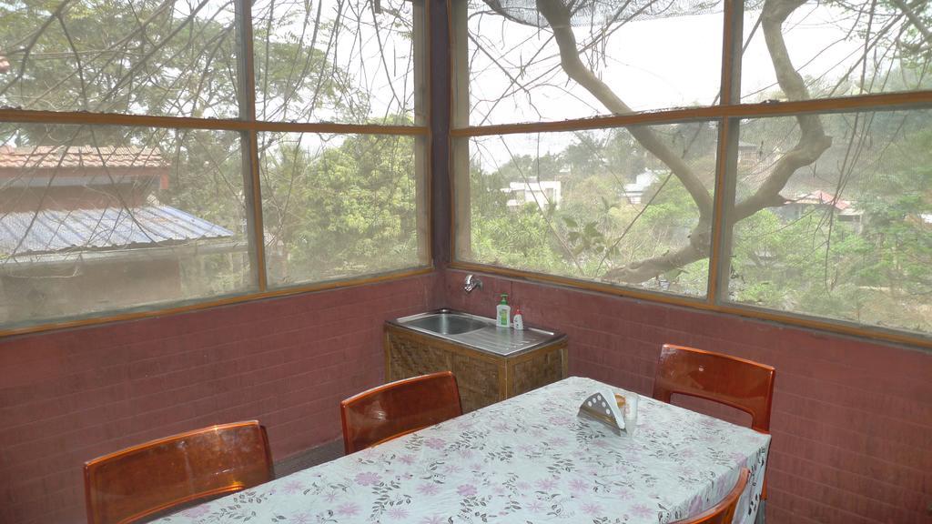 Hilltop Lodge Guwahati Buitenkant foto
