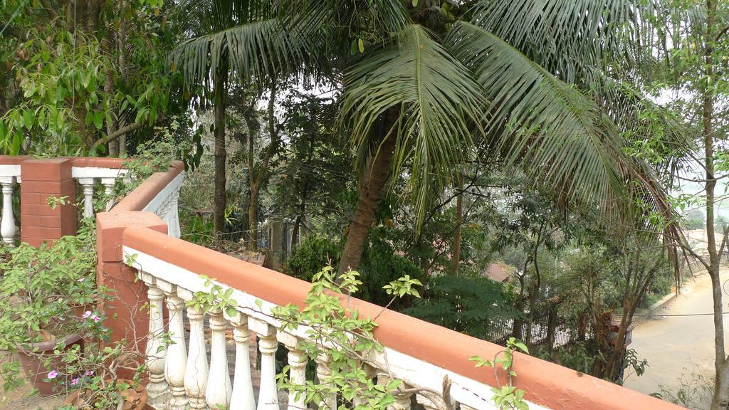 Hilltop Lodge Guwahati Buitenkant foto