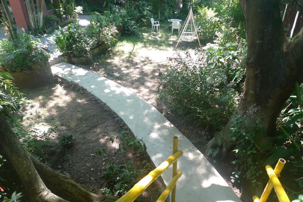 Hilltop Lodge Guwahati Buitenkant foto