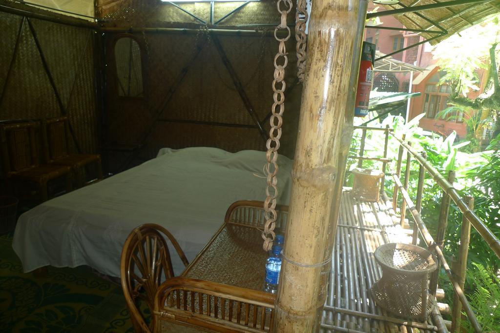 Hilltop Lodge Guwahati Buitenkant foto
