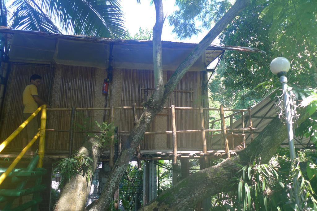 Hilltop Lodge Guwahati Buitenkant foto