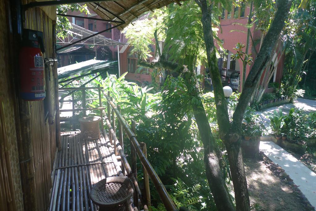 Hilltop Lodge Guwahati Buitenkant foto