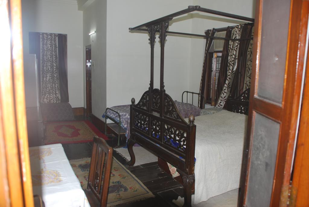 Hilltop Lodge Guwahati Buitenkant foto