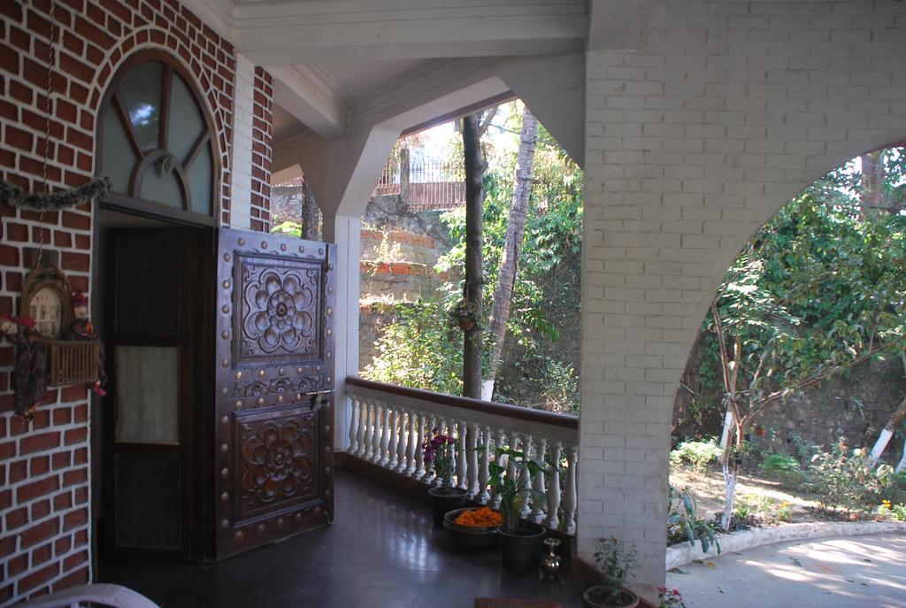 Hilltop Lodge Guwahati Buitenkant foto
