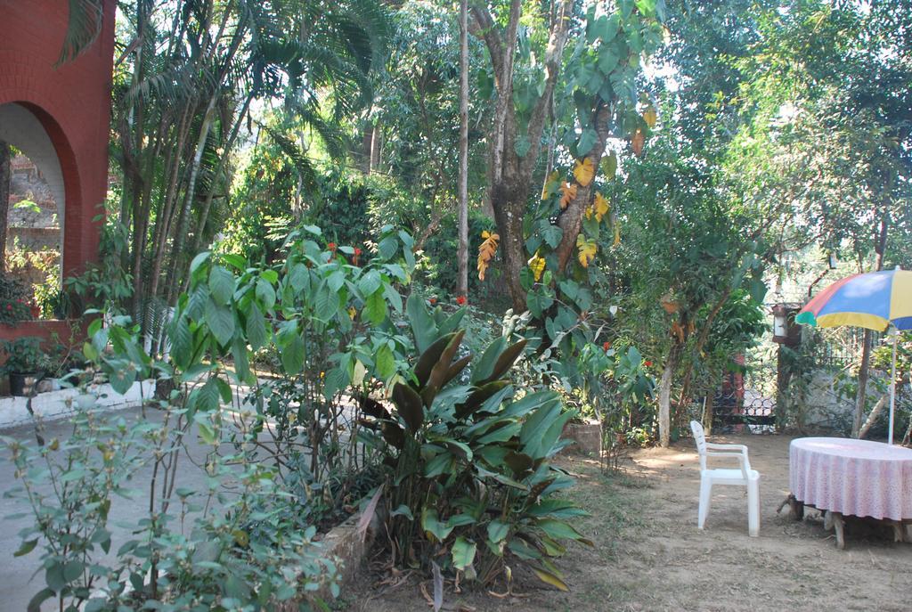 Hilltop Lodge Guwahati Buitenkant foto
