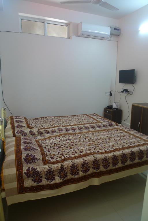 Hilltop Lodge Guwahati Buitenkant foto