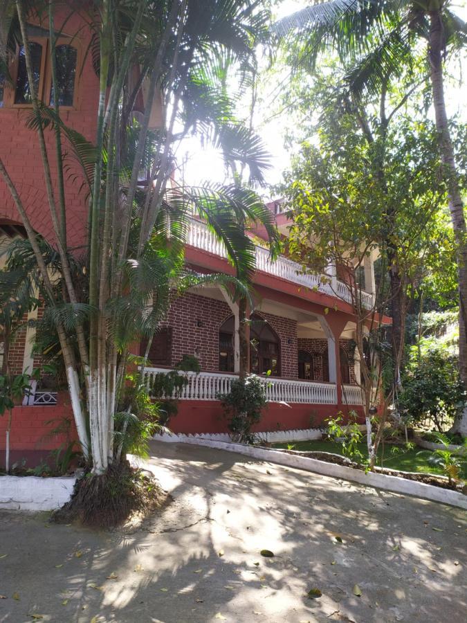 Hilltop Lodge Guwahati Buitenkant foto